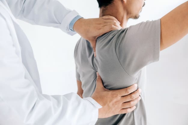 دليل أفضل معالج طبيعي في الكويت وخيارات العلاج والتأهيل